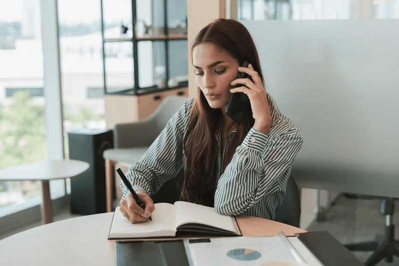 Personne travaillant sur ordinateur